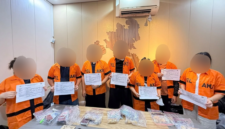 Terduga pelaku saat diamankan Bea Cukai Batam. Foto:Istimewa