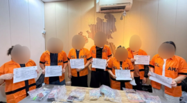 Terduga pelaku saat diamankan Bea Cukai Batam. Foto:Istimewa