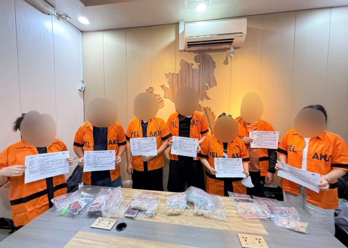 Terduga pelaku saat diamankan Bea Cukai Batam. Foto:Istimewa