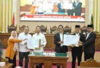 Ketua DPRD Kota Batam, Muhammad Kamaluddin, memimpin rapat paripurna tersebut bersama Wakil Ketua I Aweng Kurniawan dan Wakil Ketua III Muhammad Yunus Muda. Wali Kota Batam Amsakar Achmad, jajaran Pemerintah Kota Batam, unsur Forum Koordinasi Pimpinan Daerah (Forkopimda), Rabu (21/10/2026). Foto: Istimewa