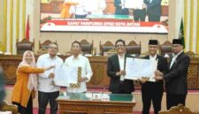 Ketua DPRD Kota Batam, Muhammad Kamaluddin, memimpin rapat paripurna tersebut bersama Wakil Ketua I Aweng Kurniawan dan Wakil Ketua III Muhammad Yunus Muda. Wali Kota Batam Amsakar Achmad, jajaran Pemerintah Kota Batam, unsur Forum Koordinasi Pimpinan Daerah (Forkopimda), Rabu (21/10/2026). Foto: Istimewa