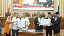 Ketua DPRD Kota Batam, Muhammad Kamaluddin, memimpin rapat paripurna tersebut bersama Wakil Ketua I Aweng Kurniawan dan Wakil Ketua III Muhammad Yunus Muda. Wali Kota Batam Amsakar Achmad, jajaran Pemerintah Kota Batam, unsur Forum Koordinasi Pimpinan Daerah (Forkopimda), Rabu (21/10/2026). Foto: Istimewa