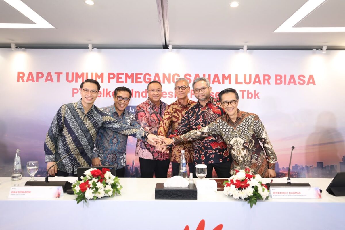 Direktur Keuangan & Manajemen Risiko Telkom Arthur Angelo Syailendra, Direktur Network Telkom Budi Satria Dharma Purba, Direktur Utama Telkom  Nanang Hendarno, Direktur Legal & Compliance Telkom Andy Kelana, Direktur Strategic Business Development & Portfolio Telkom  Seno Soemadji, dan Direktur Human Capital Management Telkom Willy Saelan usai rangkaian agenda Rapat Umum Pemegang Saham Luar Biasa (RUPSLB) Telkom, Rabu (30/9/2026). Foto:Telkom/matapedia