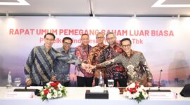 Direktur Keuangan & Manajemen Risiko Telkom Arthur Angelo Syailendra, Direktur Network Telkom Budi Satria Dharma Purba, Direktur Utama Telkom  Nanang Hendarno, Direktur Legal & Compliance Telkom Andy Kelana, Direktur Strategic Business Development & Portfolio Telkom  Seno Soemadji, dan Direktur Human Capital Management Telkom Willy Saelan usai rangkaian agenda Rapat Umum Pemegang Saham Luar Biasa (RUPSLB) Telkom, Rabu (30/9/2026). Foto:Telkom/matapedia