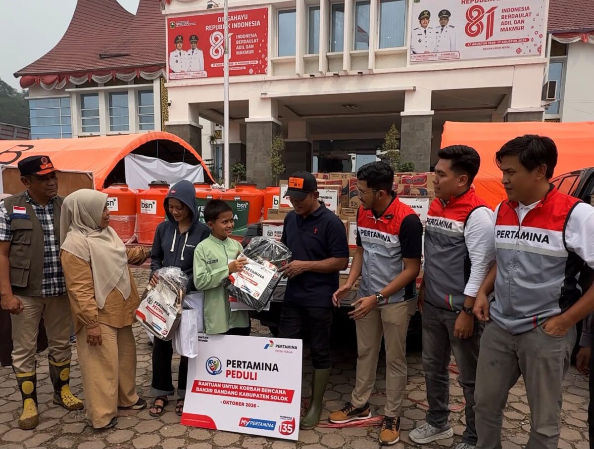 Pertamina menyalurkan bantuan tersebut di Posko Batang Barus, Kabupaten Solok, Jumat (2/10/2026).  Foto:Istimewa