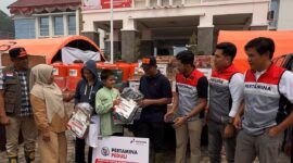 Pertamina menyalurkan bantuan tersebut di Posko Batang Barus, Kabupaten Solok, Jumat (2/10/2026).  Foto:Istimewa