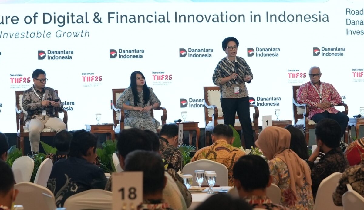Direktur Enterprise & Business Service Telkom Veranita Yosephine saat menyampaikan paparan dalam sesi panel “The Future of AI in Indonesia” pada rangkaian Road to Danantara Technology Innovation Investment Forum (DTIIF) 2026 di Auditorium Wisma Danantara Indonesia, Jakarta, Kamis (8/10/2026). Foto:Telkom/matapedia