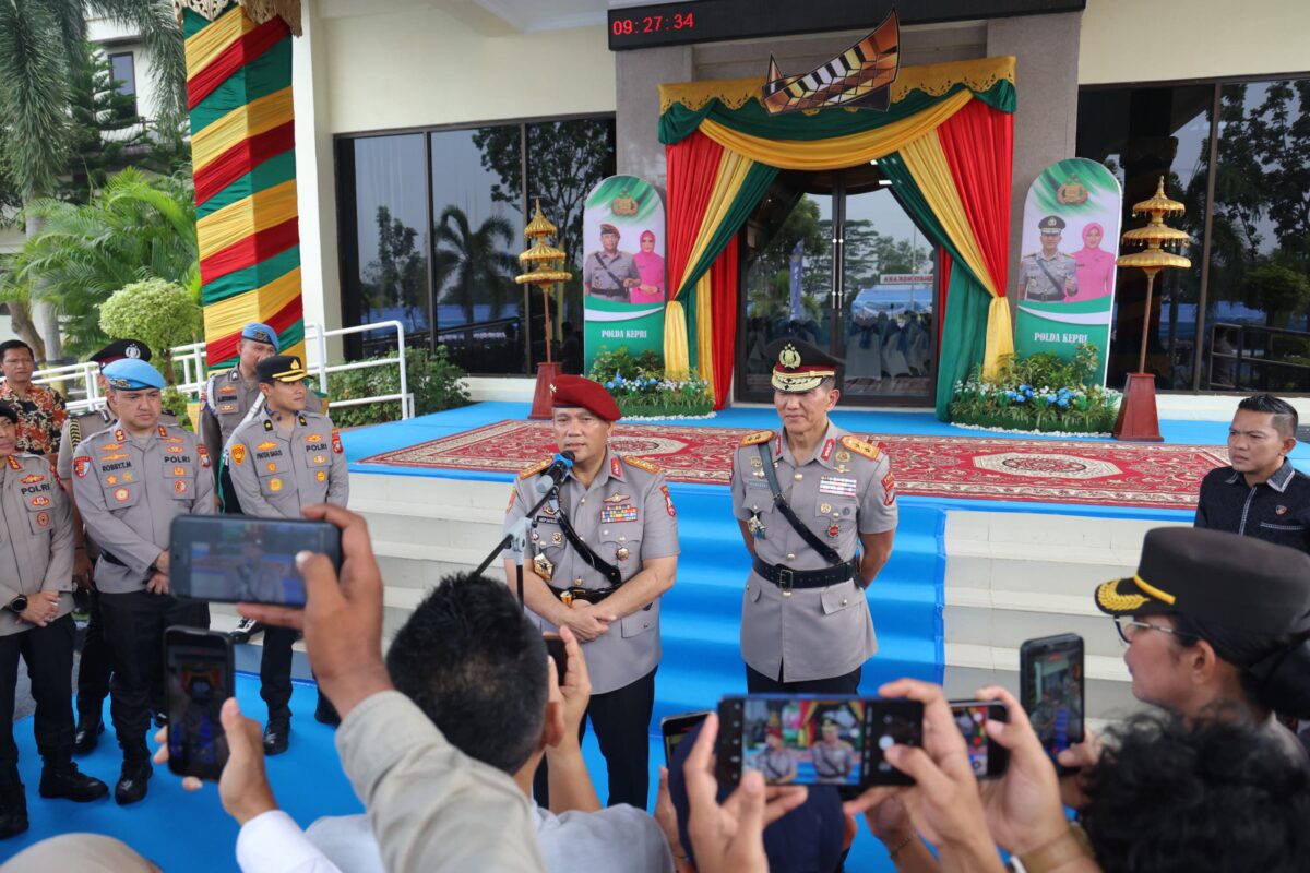 Kapolda Kepri Irjen Pol Suhendri bersama Kabareskrim Komjen Pol Asep Safrudin, Jumat (9/10/2026). Foto:Ist