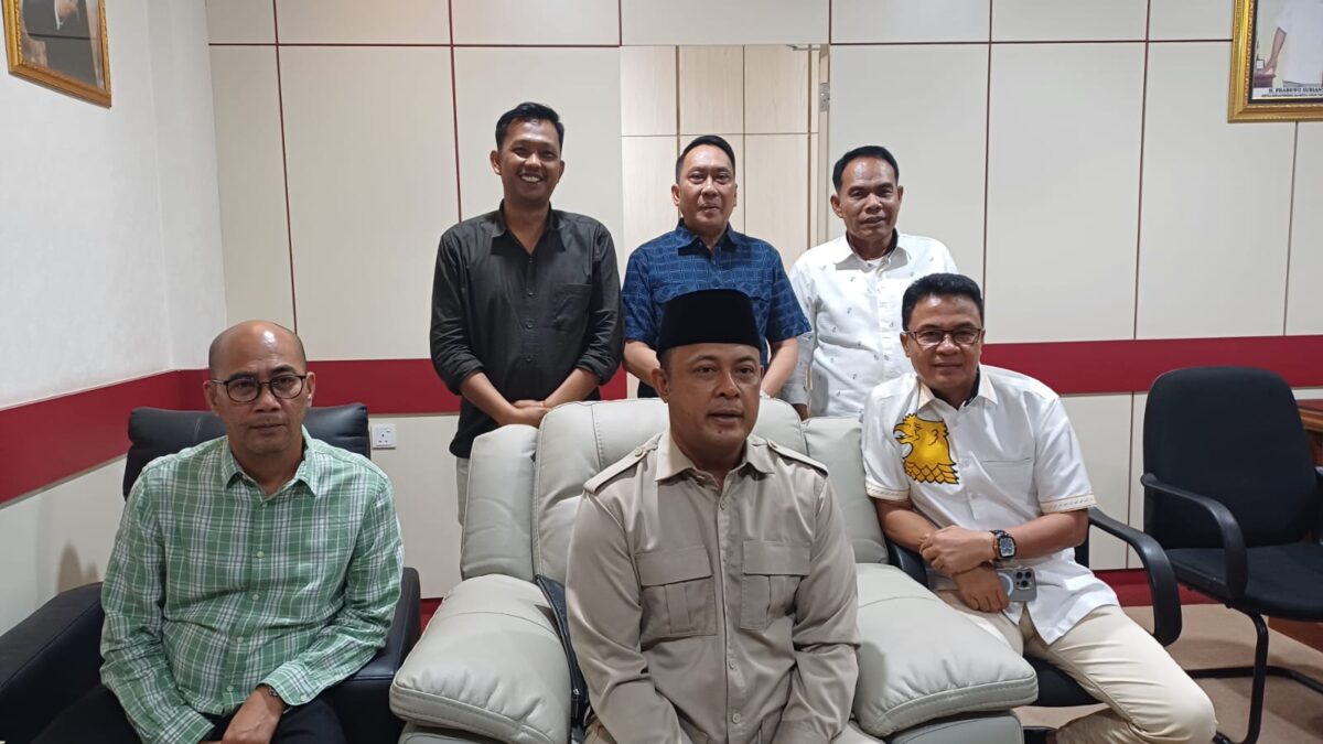 Ketua DPRD Kepri Iman dan samping Waka I DPRD Kota Batam Aweng Kurniawan serta sejumlah anggota DPRD Kota Batam, Selasa (13/10/2026). Foto:matapedia