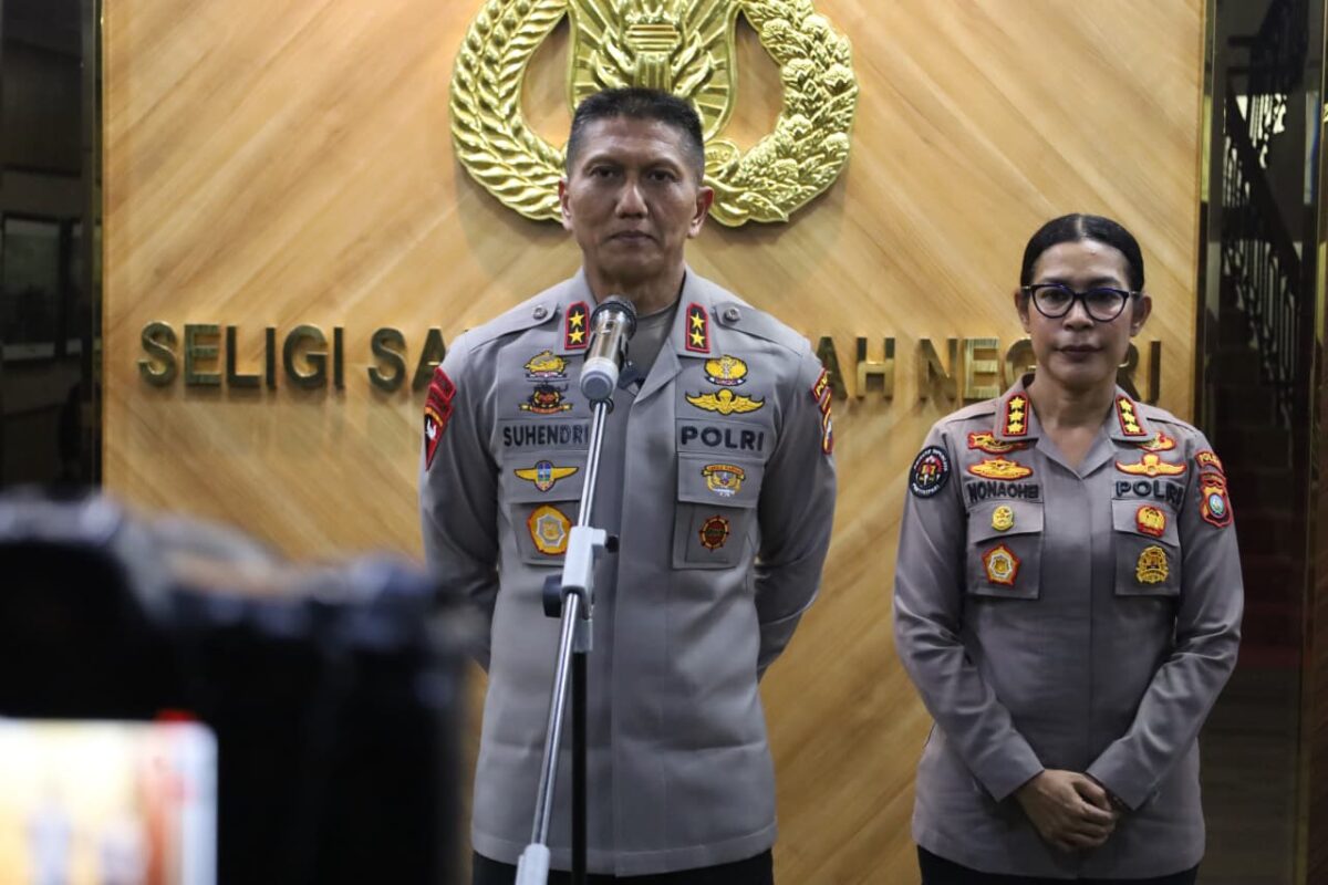 Kapolda Kepulauan Riau Irjen Pol Suhendri didampingi Kabid Humas Polda Kepri. Foto:Istimewa