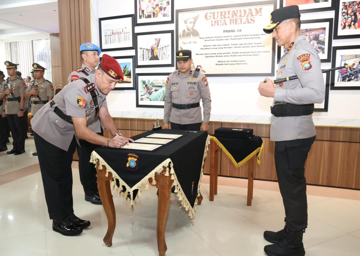 Kapolda Kepulauan Riau (Kepri) Irjen Pol Suhendri merotasi tujuh pejabat utama di lingkungan Polda Kepri, Kamis (15/10/2026). Foto:Humas Polda Kepri