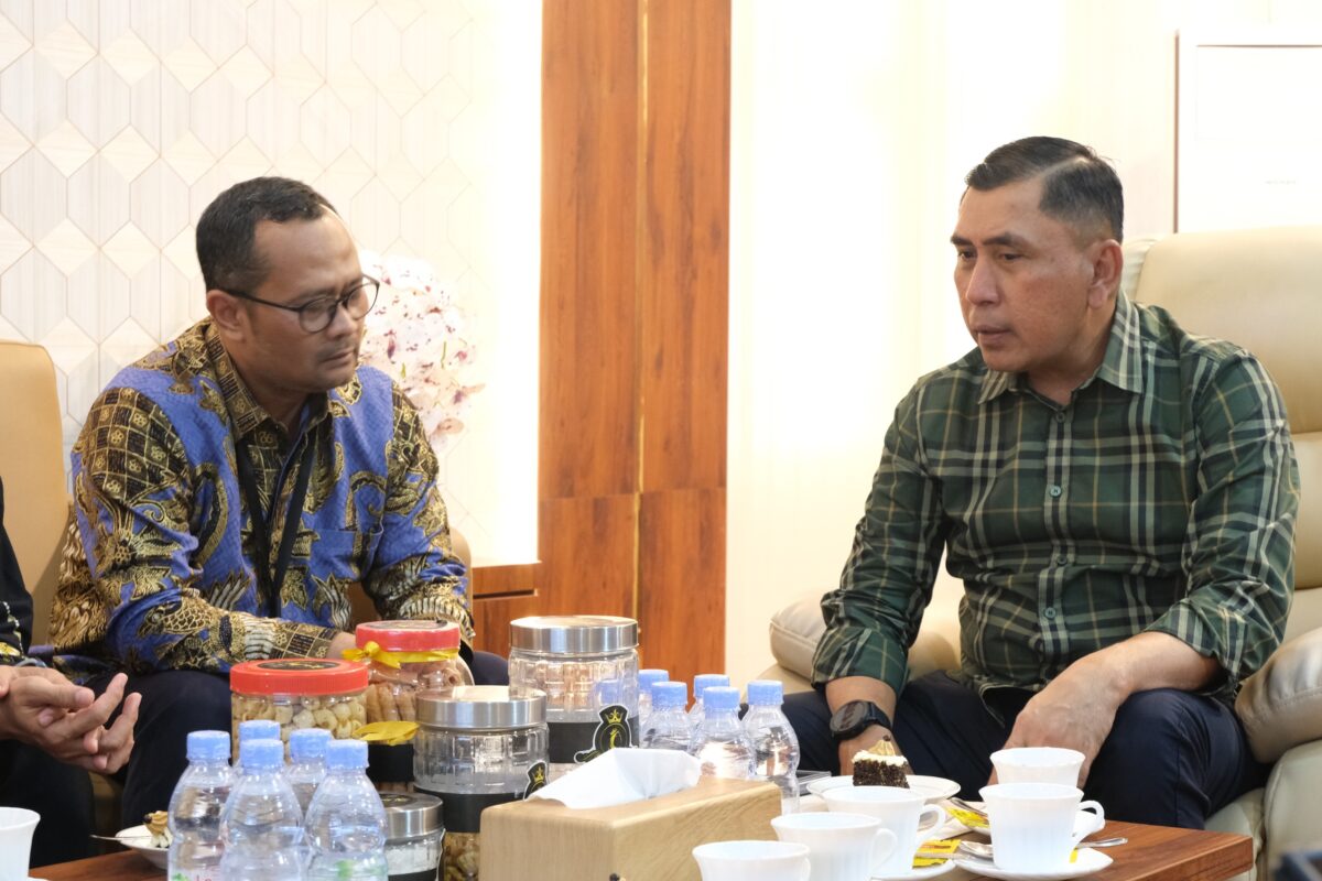 Executive General Manager (EGM) Pertamina Patra Niaga Regional Sumbagut, Fanda Chrismianto, membahas penguatan koordinasi tersebut bersama Kepala BIN Daerah Sumatera Utara, Brigadir Jenderal TNI Muhammad Nasrulloh Nasution, pada Kamis (15/10/2026). Foto:Pertamina