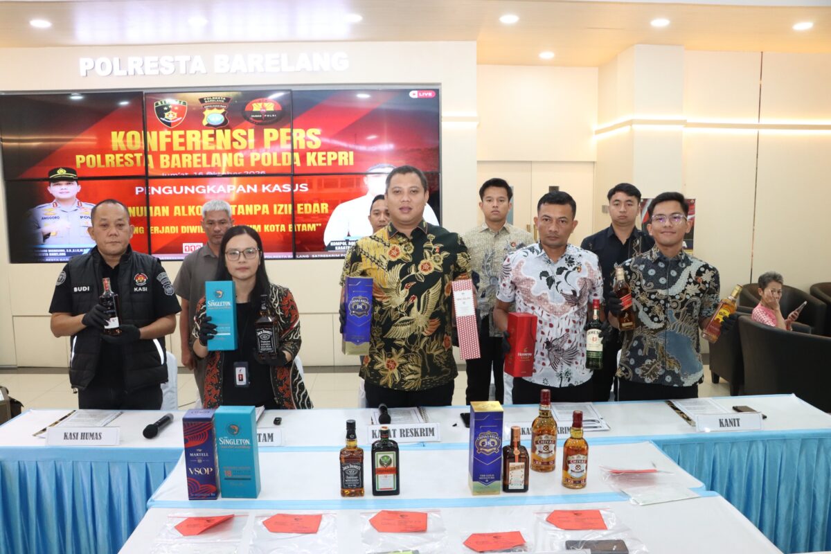 Polisi ekspose kasus minuman beralkohol tanpa izin, Jumat (16/10/2026). Foto:Ist