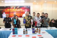 Polisi ekspose kasus minuman beralkohol tanpa izin, Jumat (16/10/2026). Foto:Ist