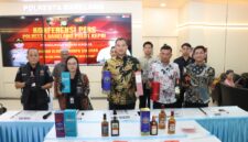 Polisi ekspose kasus minuman beralkohol tanpa izin, Jumat (16/10/2026). Foto:Ist