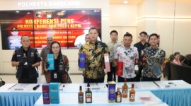 Polisi ekspose kasus minuman beralkohol tanpa izin, Jumat (16/10/2026). Foto:Ist