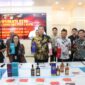 Polisi ekspose kasus minuman beralkohol tanpa izin, Jumat (16/10/2026). Foto:Ist