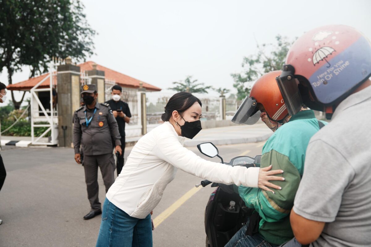 Wakil Kepala BP Batam Li Claudia Chandra bagikan masker kepada pengendara, Kamis (15/10/2026). Foto:Humas BP Batam