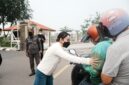 Wakil Kepala BP Batam Li Claudia Chandra bagikan masker kepada pengendara, Kamis (15/10/2026). Foto:Humas BP Batam