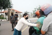 Wakil Kepala BP Batam Li Claudia Chandra bagikan masker kepada pengendara, Kamis (15/10/2026). Foto:Humas BP Batam