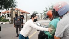 Wakil Kepala BP Batam Li Claudia Chandra bagikan masker kepada pengendara, Kamis (15/10/2026). Foto:Humas BP Batam