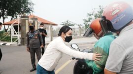 Wakil Kepala BP Batam Li Claudia Chandra bagikan masker kepada pengendara, Kamis (15/10/2026). Foto:Humas BP Batam