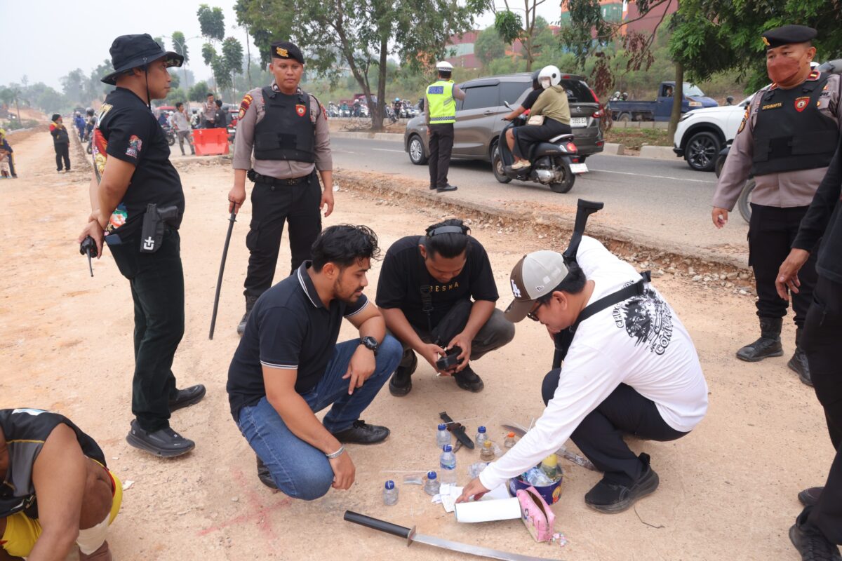 Polisi mengamankan barang bukti alat isap sabu di Kampung Madani atau dikenal Kampung Aceh pada Sabtu (17/10/2026). Foto:Dok. Humas Polda Kepri