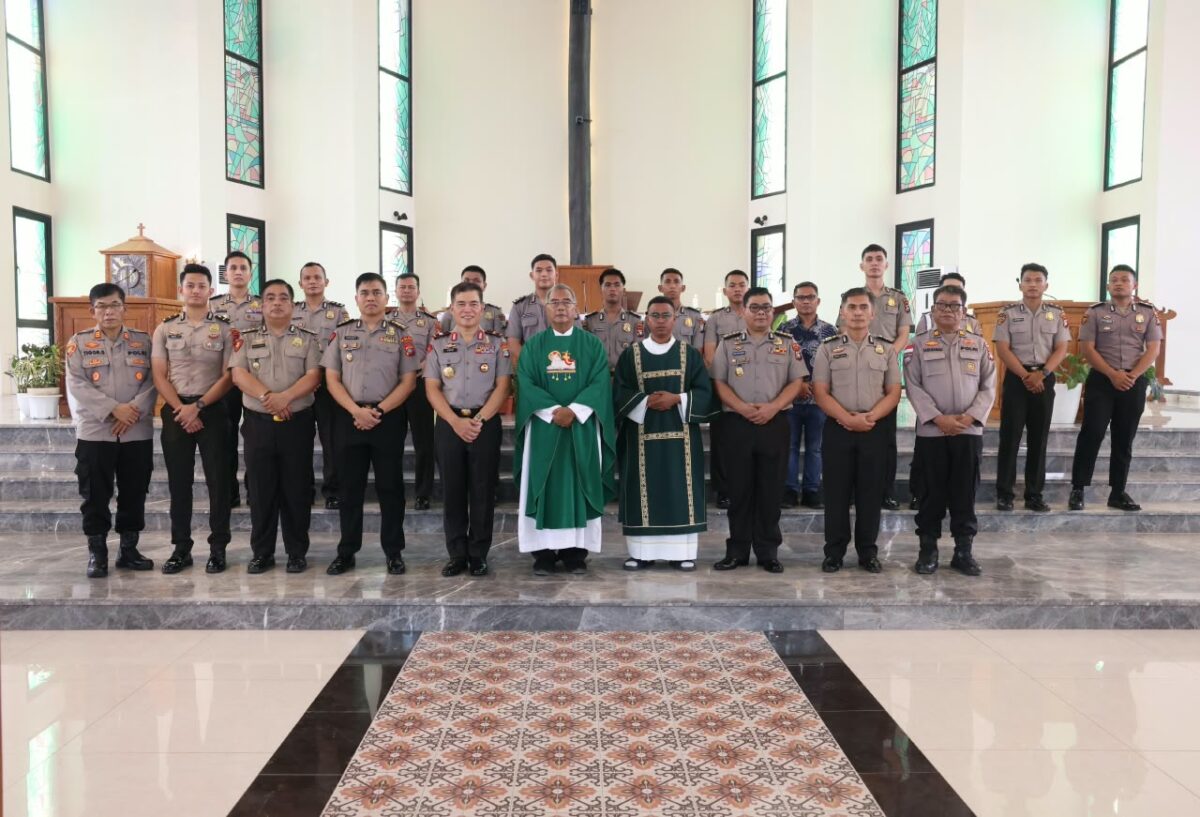 Wakapolda Kepri Brigjen Pol Anom Wibowo mengajak jemaat Gereja Katolik Santo Fransiskus Asisi Batam memperkuat komunikasi dengan polisi dan menjaga keamanan lingkungan melalui Minggu Kasih, Minggu (18/10/2026). Foto:Dok. Humas Polda Kepri