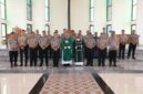 Wakapolda Kepri Brigjen Pol Anom Wibowo mengajak jemaat Gereja Katolik Santo Fransiskus Asisi Batam memperkuat komunikasi dengan polisi dan menjaga keamanan lingkungan melalui Minggu Kasih, Minggu (18/10/2026). Foto:Dok. Humas Polda Kepri