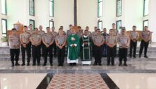 Wakapolda Kepri Brigjen Pol Anom Wibowo mengajak jemaat Gereja Katolik Santo Fransiskus Asisi Batam memperkuat komunikasi dengan polisi dan menjaga keamanan lingkungan melalui Minggu Kasih, Minggu (18/10/2026). Foto:Dok. Humas Polda Kepri