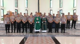 Wakapolda Kepri Brigjen Pol Anom Wibowo mengajak jemaat Gereja Katolik Santo Fransiskus Asisi Batam memperkuat komunikasi dengan polisi dan menjaga keamanan lingkungan melalui Minggu Kasih, Minggu (18/10/2026). Foto:Dok. Humas Polda Kepri