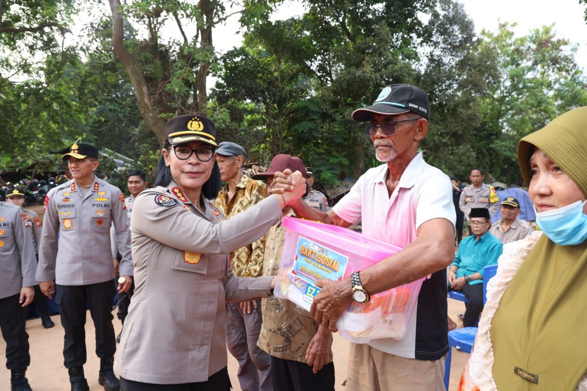Polda Kepulauan Riau (Kepri) menyambangi masyarakat di sekitar Tempat Pembuangan Akhir (TPA) Punggur, Batam, Senin (19/10/2026). Foto:Humas Polda Kepri