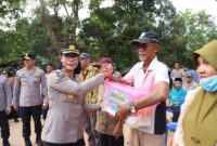 Polda Kepulauan Riau (Kepri) menyambangi masyarakat di sekitar Tempat Pembuangan Akhir (TPA) Punggur, Batam, Senin (19/10/2026). Foto:Humas Polda Kepri