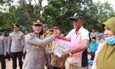 Polda Kepri Sambangi Warga Sekitar TPA Punggur, Salurkan Bantuan Sosial