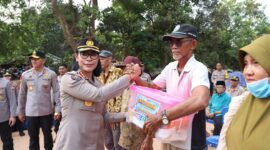 Polda Kepulauan Riau (Kepri) menyambangi masyarakat di sekitar Tempat Pembuangan Akhir (TPA) Punggur, Batam, Senin (19/10/2026). Foto:Humas Polda Kepri