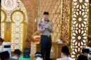 Kapolda Kepri Irjen Pol Suhendri saat melaksanakan salat Subuh berjamaah bersama masyarakat di Masjid An Nur, Villa Pesona Asri, Sabtu (24/10/2026) pukul 04.00 WIB.  Foto:Dok. Humas Polda Kepri