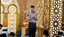 Kapolda Kepri Irjen Pol Suhendri saat melaksanakan salat Subuh berjamaah bersama masyarakat di Masjid An Nur, Villa Pesona Asri, Sabtu (24/10/2026) pukul 04.00 WIB. Foto:Dok. Humas Polda Kepri
