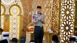 Kapolda Kepri Irjen Pol Suhendri saat melaksanakan salat Subuh berjamaah bersama masyarakat di Masjid An Nur, Villa Pesona Asri, Sabtu (24/10/2026) pukul 04.00 WIB.  Foto:Dok. Humas Polda Kepri