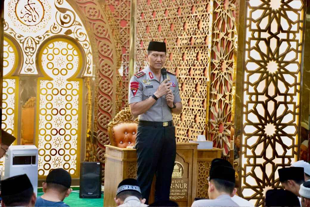 Kapolda Kepri Irjen Pol Suhendri saat melaksanakan salat Subuh berjamaah bersama masyarakat di Masjid An Nur, Villa Pesona Asri, Sabtu (24/10/2026) pukul 04.00 WIB.  Foto:Dok. Humas Polda Kepri