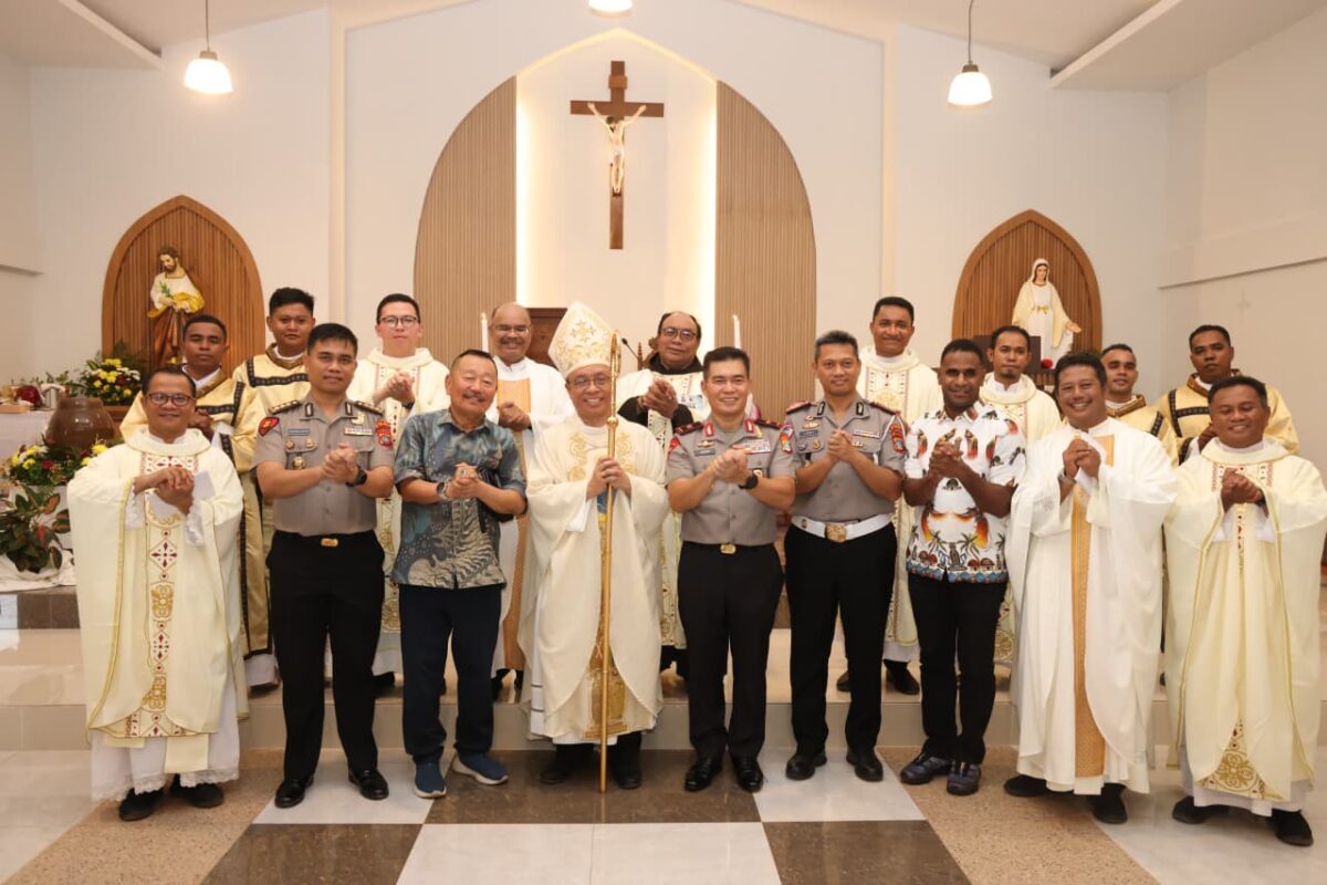 Wakapolda Kepri Brigjen Pol Anom Wibowo tengah. Foto:Dok. Humas Polda Kepri