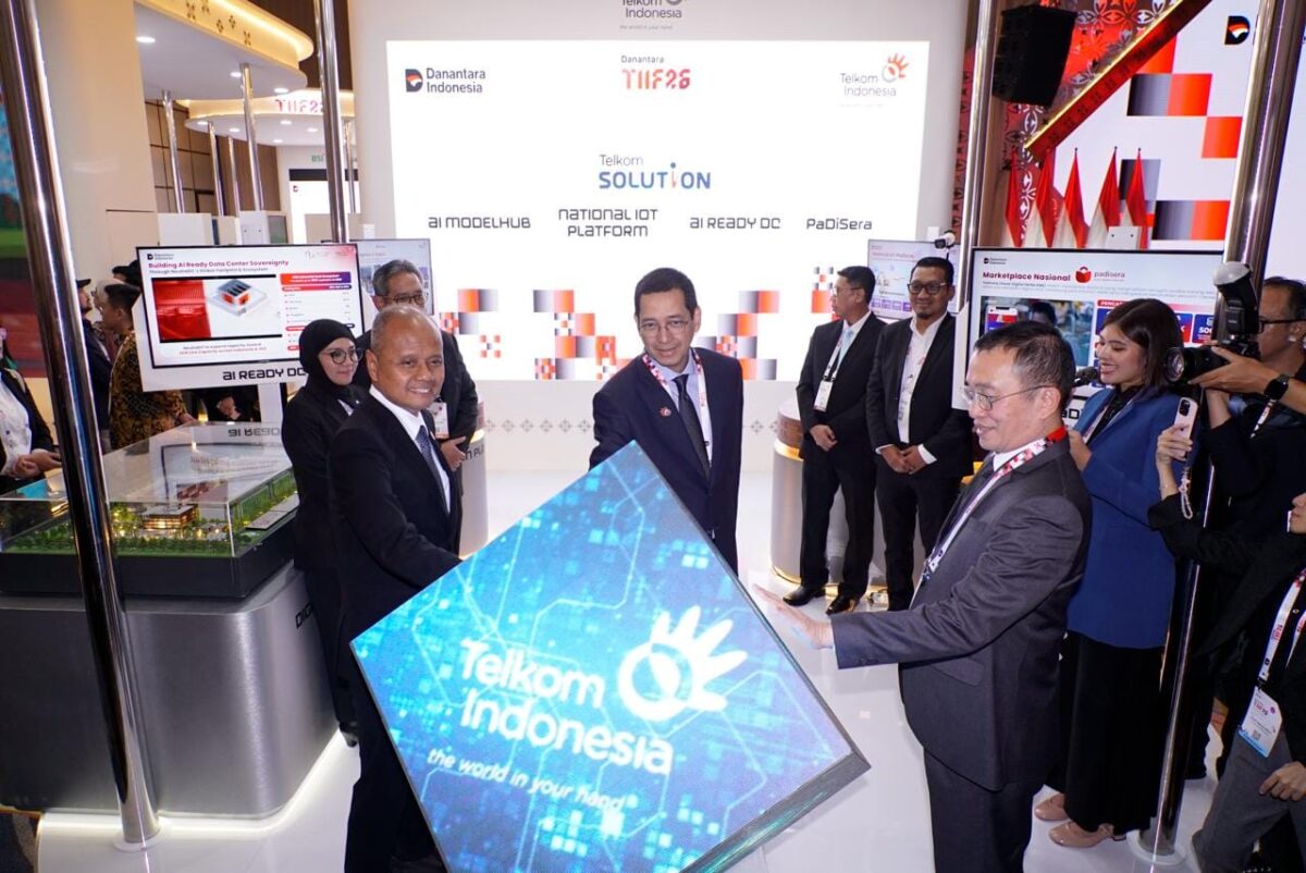 Chief Technology Officer Danantara Sigit Puji Santosa (kiri), Managing Director Strategic Technology Initiatives Danantara Irwan Rey (kanan), dan Direktur IT Digital Telkom Kharim I. G. Siregar (tengah) meluncurkan pengembangan Sovereign Digital Technology TelkomGroup pada rangkaian Danantara Technology Innovation Investment Forum (DTIIF) 2026 di Jakarta, Senin (26/10/2026). Foto:Telkom/matapedia