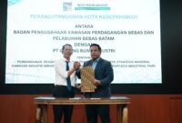 Kepala BP Batam Amsakar bersama Presiden Direktur PT Galang Bumi Industri, Akhmad Ma’ruf Maulana. Foto:Istimewa