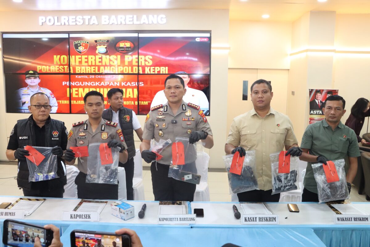 Kapolres Barelang Kombes Anggoro  didampingi Kasat Reskrim Polresta Barelang Kompol Agung Tri Poerbowo, Kapolsek Sungai Beduk Iptu Ady Satrio Gustian, Kasi Humas Polresta Barelang AKP Budi Santosa, serta Wakasat Reskrim Polresta Barelang AKP M. Ridho Lubis dalam jumpa pers di Polresta Barelang pada Kamis (29/10/2026). Foto:Istimewa