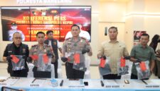 Kapolres Barelang Kombes Anggoro  didampingi Kasat Reskrim Polresta Barelang Kompol Agung Tri Poerbowo, Kapolsek Sungai Beduk Iptu Ady Satrio Gustian, Kasi Humas Polresta Barelang AKP Budi Santosa, serta Wakasat Reskrim Polresta Barelang AKP M. Ridho Lubis dalam jumpa pers di Polresta Barelang pada Kamis (29/10/2026). Foto:Istimewa