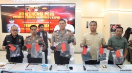 Kapolres Barelang Kombes Anggoro  didampingi Kasat Reskrim Polresta Barelang Kompol Agung Tri Poerbowo, Kapolsek Sungai Beduk Iptu Ady Satrio Gustian, Kasi Humas Polresta Barelang AKP Budi Santosa, serta Wakasat Reskrim Polresta Barelang AKP M. Ridho Lubis dalam jumpa pers di Polresta Barelang pada Kamis (29/10/2026). Foto:Istimewa