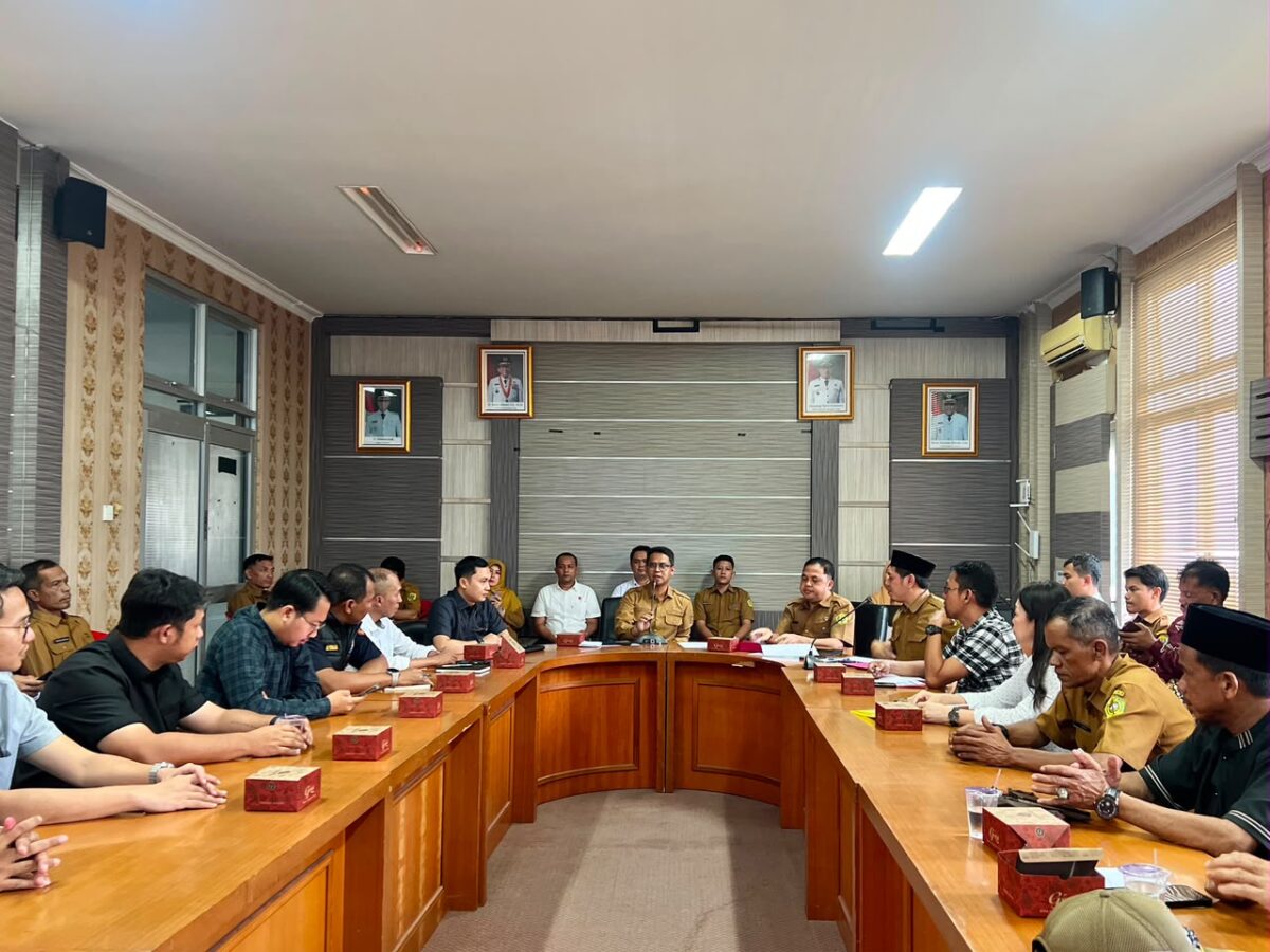 Pertamina Patra Niaga bersama dengan warga di Karimun. Foto:Istimewa