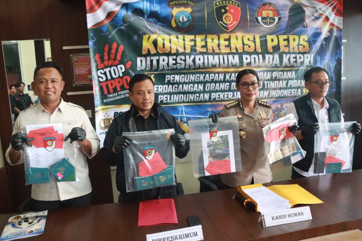 Direktorat Reserse Kriminal Umum (Ditreskrimum) Polda Kepri membongkar tiga kasus dugaan tindak pidana perdagangan orang (TPPO) dan pelanggaran pelindungan PMI dengan menetapkan enam orang sebagai tersangka. Foto:Istimewa