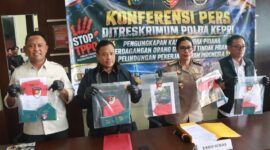 Direktorat Reserse Kriminal Umum (Ditreskrimum) Polda Kepri membongkar tiga kasus dugaan tindak pidana perdagangan orang (TPPO) dan pelanggaran pelindungan PMI dengan menetapkan enam orang sebagai tersangka. Foto:Istimewa