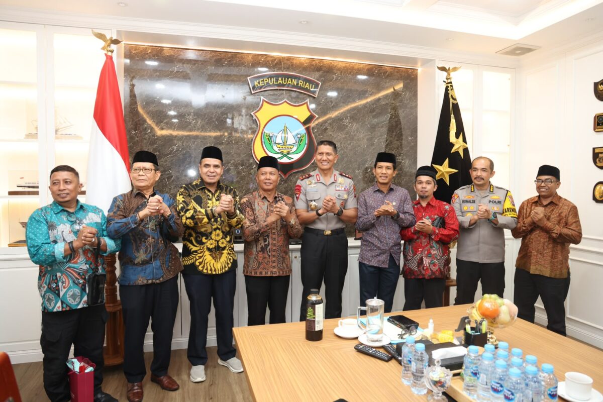 Ketua IKTD Batam H Arlon Versito dn Ketua IKTD Tanjungpinang bersama Kapolda Kepri, Jumat (30/10/2026). Foto:Humas Polda Kepri