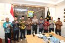 Ketua IKTD Batam H Arlon Versito dn Ketua IKTD Tanjungpinang bersama Kapolda Kepri, Jumat (30/10/2026). Foto:Humas Polda Kepri